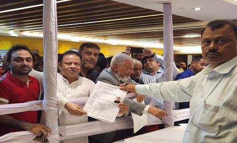 ঢাকা-১৯ আসনে আওয়ামী লীগের মনোনয়নপত্র জমা দিলেন মঞ্জুরুল আলম রাজীব