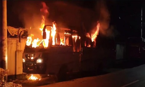 ধানমন্ডিতে বাসে আগুন