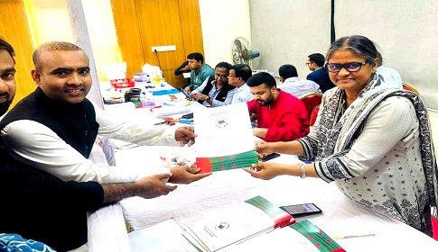 ব্যারিস্টার জহিরুল ইসলামও আ.লীগের মনোনয়ন ফরম সংগ্রহ করে জমা দিয়েছেন