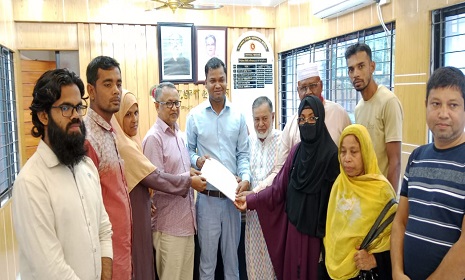 কলাপাড়ায় পুনর্বাসনের দাবিতে প্রধানমন্ত্রী বরাবর পাঁচশ পরিবারের স্মারকলিপি প্রদান