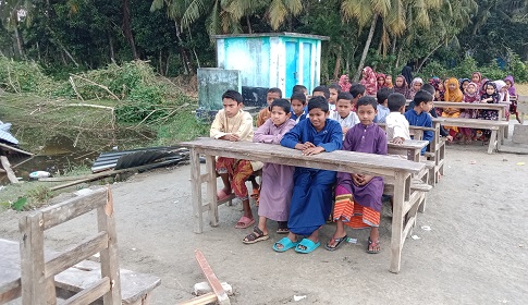 ঘূর্ণিঝড়ে উড়ে গেছে স্কুল, খোলা আকাশের নিচে চলছে পাঠদান