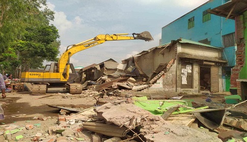 ধামরাইয়ের কালামপুর বাজারে অবৈধ স্থাপনা উচ্ছেদে অভিযান