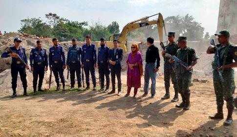 পরিবেশ অধিদপ্তরের ছাড়পত্র না থাকায় ইটভাটা গুড়িয়ে দিল প্রশাসন