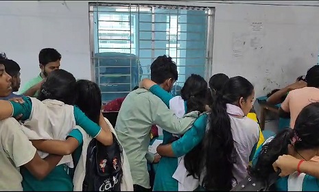 গোপালগঞ্জে অজানা রোগে আক্রান্ত হয়ে অর্ধশতাধিক ছাত্রী হাসপাতালে ভর্তি