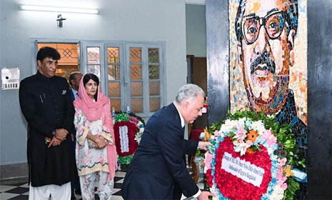 বঙ্গবন্ধুর প্রতিকৃতিতে চার দেশের রাষ্ট্রদূতের শ্রদ্ধা