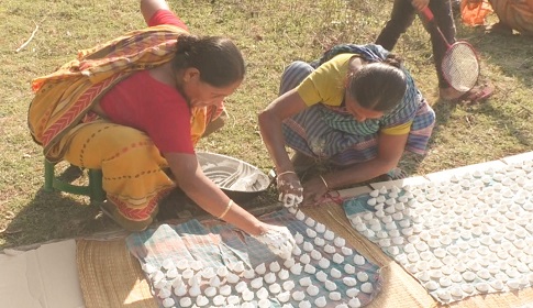 কুমড়ার বড়ি তৈরি করে স্বাবলম্বী ব্রাহ্মনডাঙা গ্রামের নারীরা 
