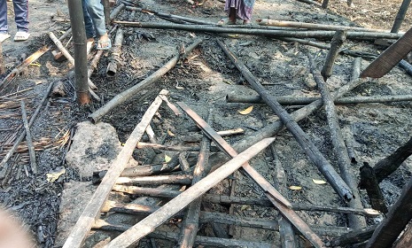 মহম্মদপুরে অগ্নিকাণ্ডে ৫টি গবাদিপশুর মৃত্যু শোক সইতে না পেরে কৃষকের মৃত্যু 