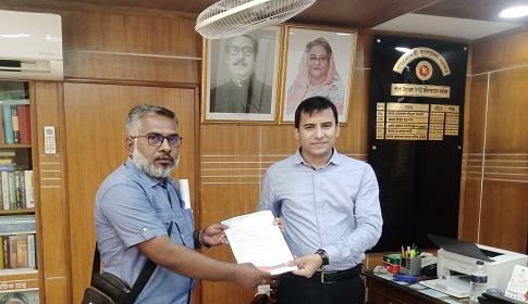 গণমাধ্যম সপ্তাহের রাষ্ট্রীয় স্বীকৃতির দাবিতে পাংশায় স্মারকলিপি প্রদান