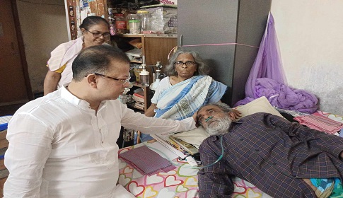সাভারে অসুস্থ প্রবীণ সাংবাদিকের চিকিৎসার দায়িত্ব নিলেন উপজেলা চেয়ারম্যান