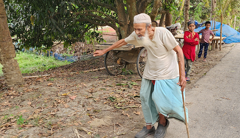 ১৩ বছর ধরে বাঁশ ও দড়ি বেয়ে মসজিদে যাচ্ছেন ১১৫ বছর বয়সী অন্ধ রহমান   