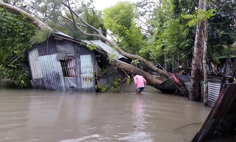 বাগেরহাটে বিধ্বস্ত ৪৫ হাজার ঘরবাড়ি, পানিবন্দি ৫০ হাজার পরিবার
