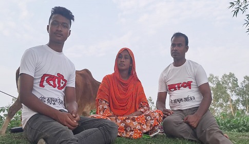 রাজারহাটে রাজহাঁসের খামার পাল্টে দিয়েছে বাপ-বেটার ভাগ্য