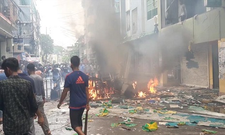 ঝালকাঠিতে আমির হোসেন আমুর বাসায় অগ্নিসংযোগ