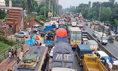 টানা ২৪ ঘণ্টা নবীনগর-চন্দ্রা মহাসড়ক অবরোধ, যান চলাচল বন্ধ