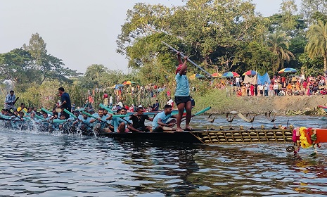 গোপালগঞ্জে নৌকা বাইচে নদীর পাড়ে হাজারো মানুষের ঢল