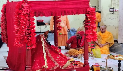 যশোরেশ্বরী কালী মন্দিরে পূজা দিলেন চিন্ময় কৃষ্ণ দাস ব্রহ্মচারী 