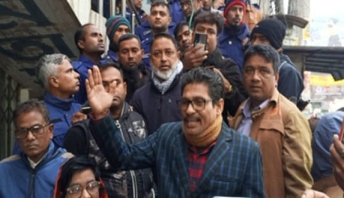 ময়মনসিংহ প্রেসক্লাবে দাবি আদায়ে তুমুল হট্টগোল, সংস্কারের আশ্বাস দিলেন জেলা প্রশাসন