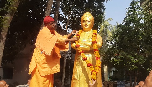 পুরাতন সাতক্ষীরায় স্বামী বিবেকানন্দের মূর্তি উন্মোচন