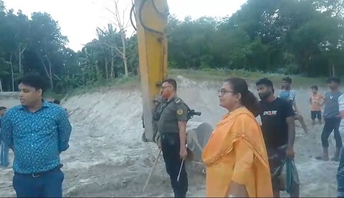 ফরিদপুরের চাঁদপুর ইউনিয়নে কৃষি জমির মাটি কাটায় এক্সকাভেটর জব্দ, জরিমানা