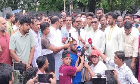 ‘দাবি না মানা পর্যন্ত পিছিয়ে যাওয়ার সুযোগ নেই’