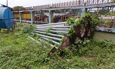 সেবার নামে প্রহসন, নাগরিকরা কর দিয়ে কিনছেন ‘অবহেলা’