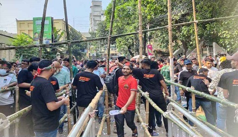 বাংলাদেশ-সিঙ্গাপুর ম্যাচ: স্টেডিয়ামে সমর্থকদের ঢল