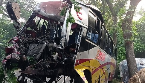 বাগেরহাটে সড়ক দুর্ঘটনায় নিহত ১, আহত ২০‎