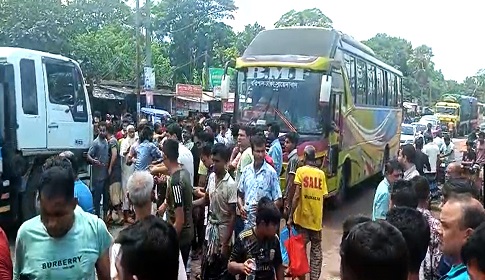 মহাসড়ক অবরোধ করে টরকী বন্দর ব্যবসায়ীদের বিক্ষোভ