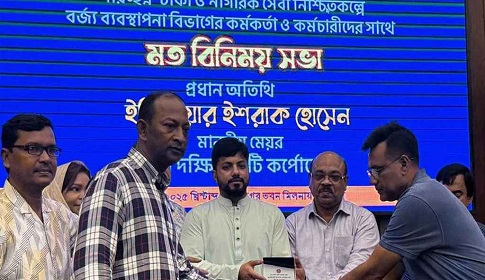 নগরভবনে সভা করলেন ‘মেয়র ইশরাক’, পেলেন শুভেচ্ছা ক্রেস্ট