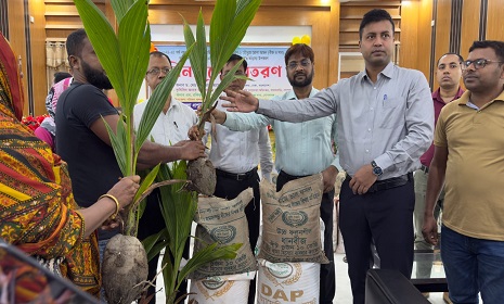 গোপালগঞ্জ সদর উপজেলায় ৪ শ’ কৃষক-কৃষাণী পেলেন প্রণোদনার বীজ-সার