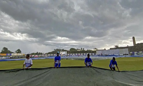 বৃষ্টি বাধায় ড্রয়ের পথে গল টেস্ট