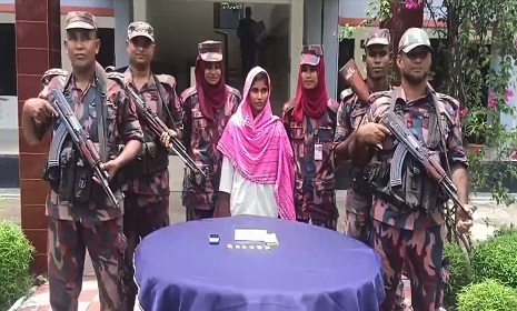 ভারতে পাচারকালে সাতক্ষীরার বাঁকাল চেকপোস্টে ৬টি সোনার চকলেটসহ নারী আটক