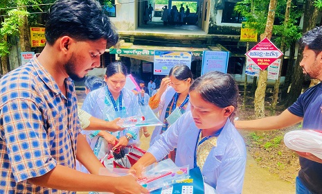 কাপ্তাইয়ে এইচএসসি পরীক্ষার্থীদের মাঝে বিশুদ্ধ পানি ও খাবার স্যালাইন বিতরণ ছাত্রদলের