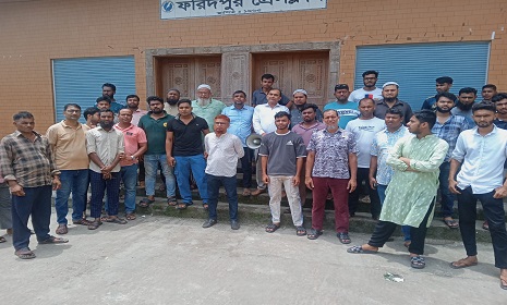 ফরিদপুরে নিউমার্কেটের সামনে অবৈধ হকার উচ্ছেদ ও যানজট নিরসনের দাবিতে ব্যবসায়ীদের স্মারকলিপি প্রদান