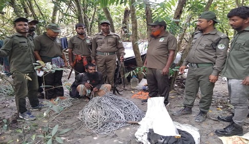 সুন্দরবনে ৩০০ ফাঁদসহ হরিণ শিকারি দলের উপপ্রধান দুলাল গ্রেফতার