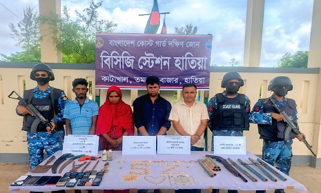 হাতিয়াতে যৌথবাহিনীর অভিযানে নারীসহ আটক ৪, আগ্নেয়াস্ত্র, স্বর্ণ উদ্ধার