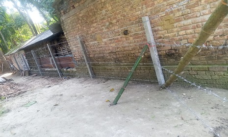 অবরুদ্ধ সুনীল মণ্ডলের বাড়ি পরিদর্শন করলেন কালিগঞ্জ সহকারি কমিশনার