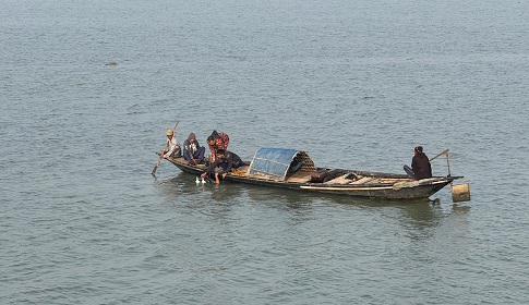 চরভদ্রাসনে বাল্কহেড থেকে পদ্মায় পড়ে সুকানী নিখোঁজ