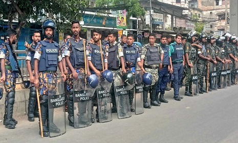 রাস্তায় রাস্তায় পুলিশ-বিজিবি-সেনাবাহিনী, নিরাপত্তায় মোড়ানো ঢাকা