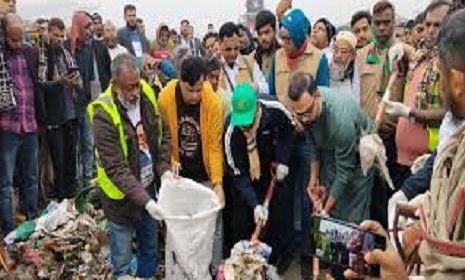 ৩০০ ফুট থেকে বর্জ্য পরিষ্কার করছে ঢাকা উত্তর বিএনপি