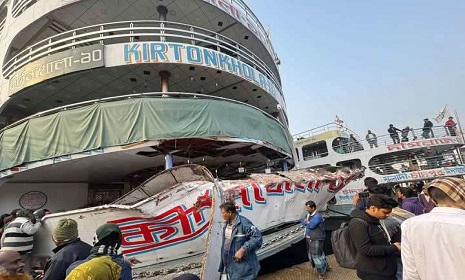 ঘন কুয়াশায় মেঘনা নদীতে কয়েকটি লঞ্চের সংঘর্ষ, নিহত ৪