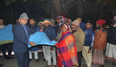 গোপালগঞ্জে শীতের রাতে দুস্থদের গায়ে ২শ' কম্বল জড়ালেন জেলা প্রশাসক