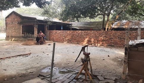 কালিগঞ্জের চম্পাফুলে ১৭ দিন ধরে অবরুদ্ধ সুনীল মন্ডলের পরিবার