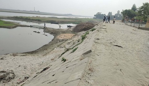 ভৈরবে কৃষকের ফসলি জমি নষ্ট করে সড়ক নির্মাণ