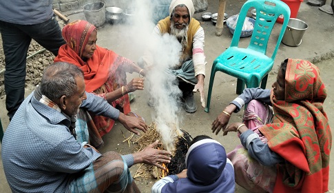 জেঁকে বসেছে শীত, কুয়াশার চাদরে ঢাকা সোনাতলার রাস্তাঘাট