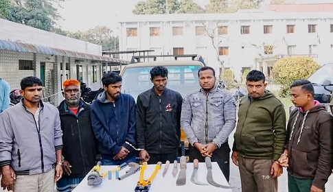 কুমিল্লায় ডাকাত চক্রের সর্দারসহ ৭ জন গ্রেফতার, অস্ত্র ও পিকআপ উদ্ধার
