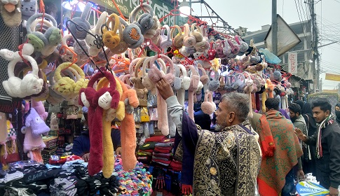 ঈশ্বরদীতে বেড়েছে কানটুপি ও কানফোনের চাহিদা