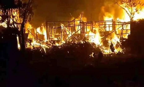 টেকনাফে রোহিঙ্গা ক্যাম্পে আগুন, পুড়েছে শতাধিক ঘরবাড়ি