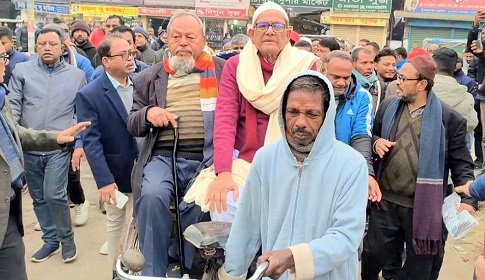রিকশায় চড়ে মনোনয়ন দাখিল করলেন মির্জা ফখরুল