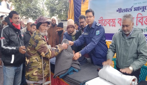 দিনাজপুরে ট্রাই ফাউন্ডেশনের সহায়তায় শীতার্তদের মাঝে কম্বল বিতরণ